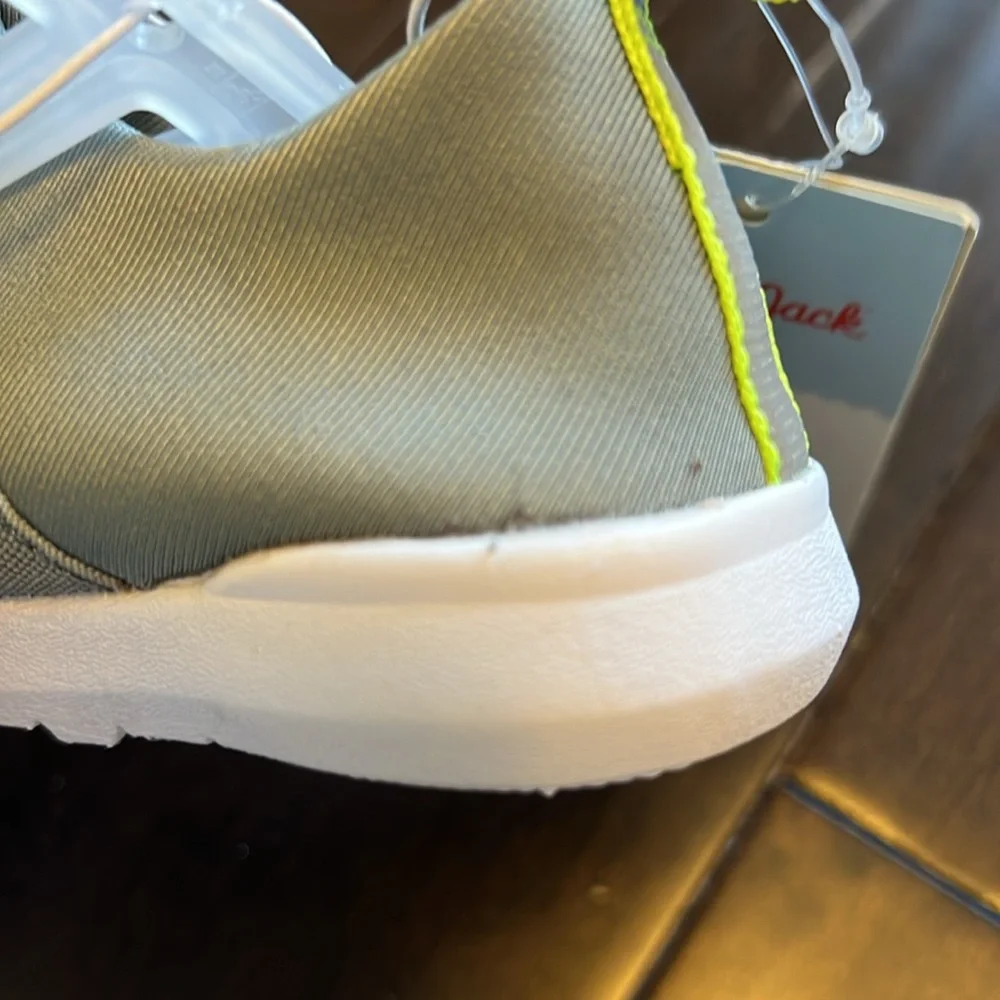 NWT Cat and Jack Toddlers Gender Neutral Austen Water Swim shoes in gray!